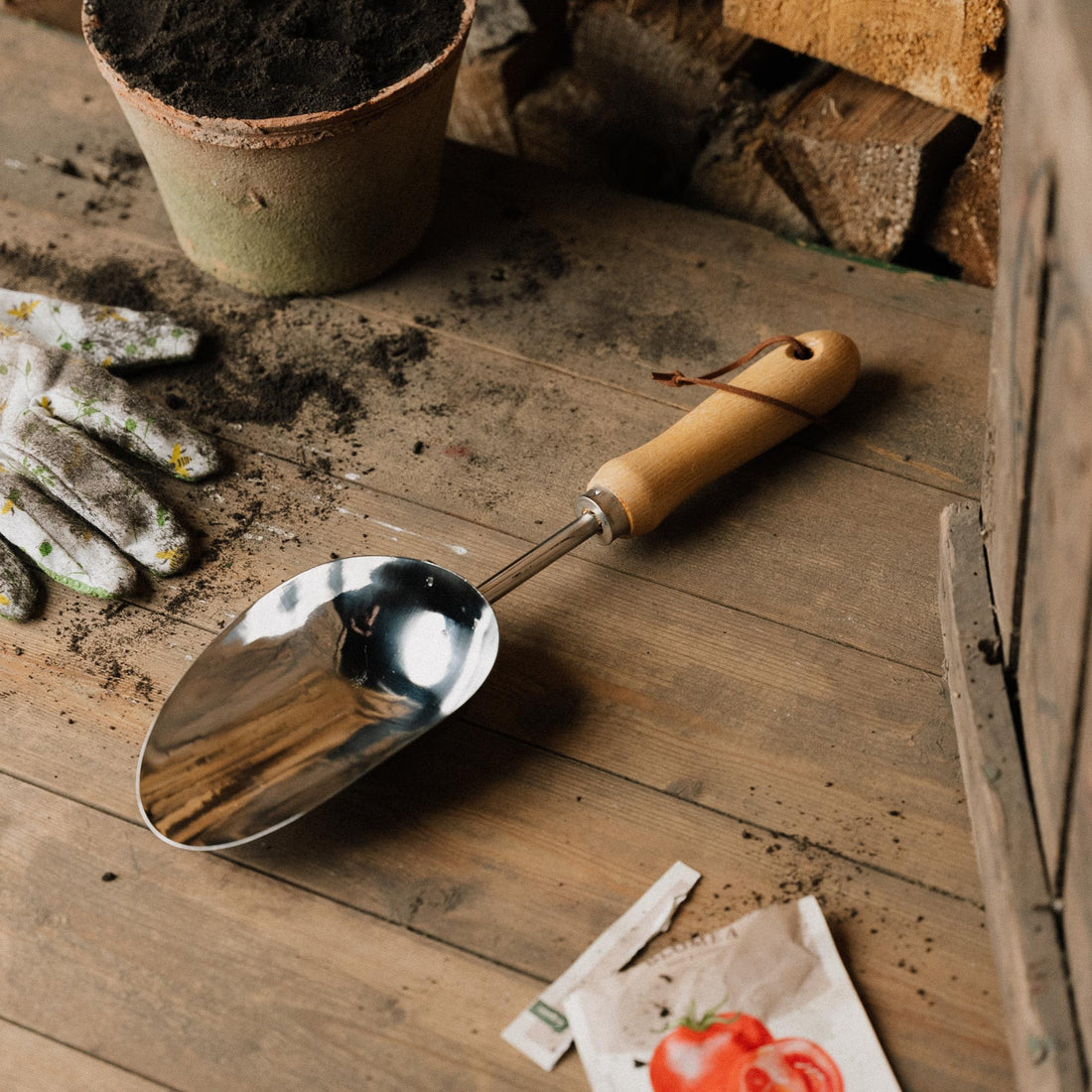 Käsilapio kompostiin