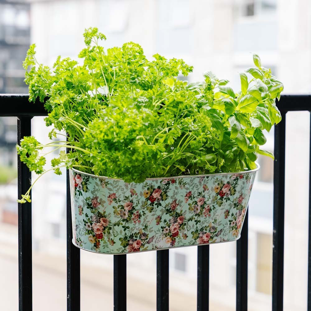 Parvekelaatikko koukulla, pituus 39,3 cm, leveys 28,9 cm, korkeus 26,2 cm