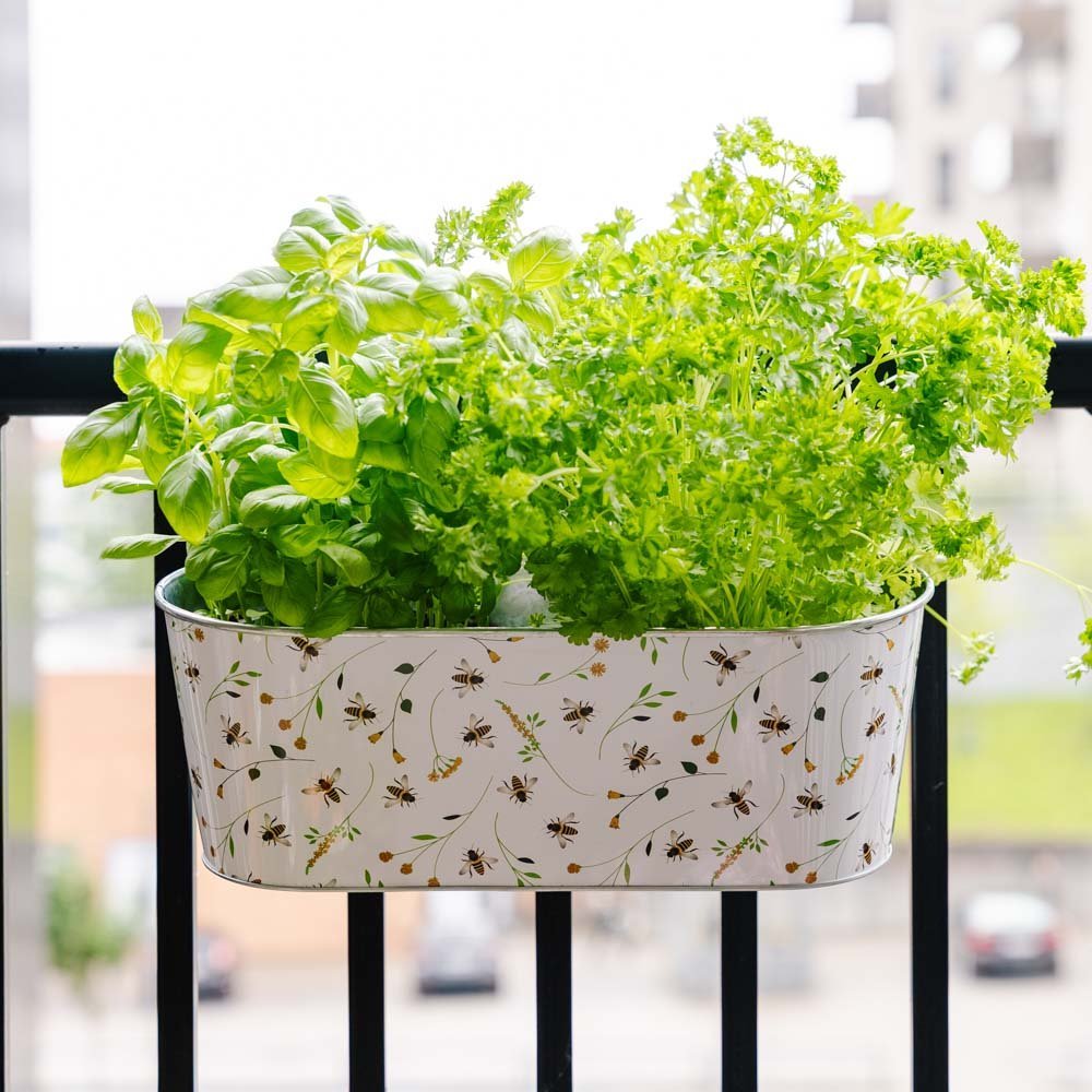 Parvekelaatikko mehiläiskuvioinnilla, Pituus: 28,9 cm Leveys: 39,3 cm Korkeus: 26,2 cm