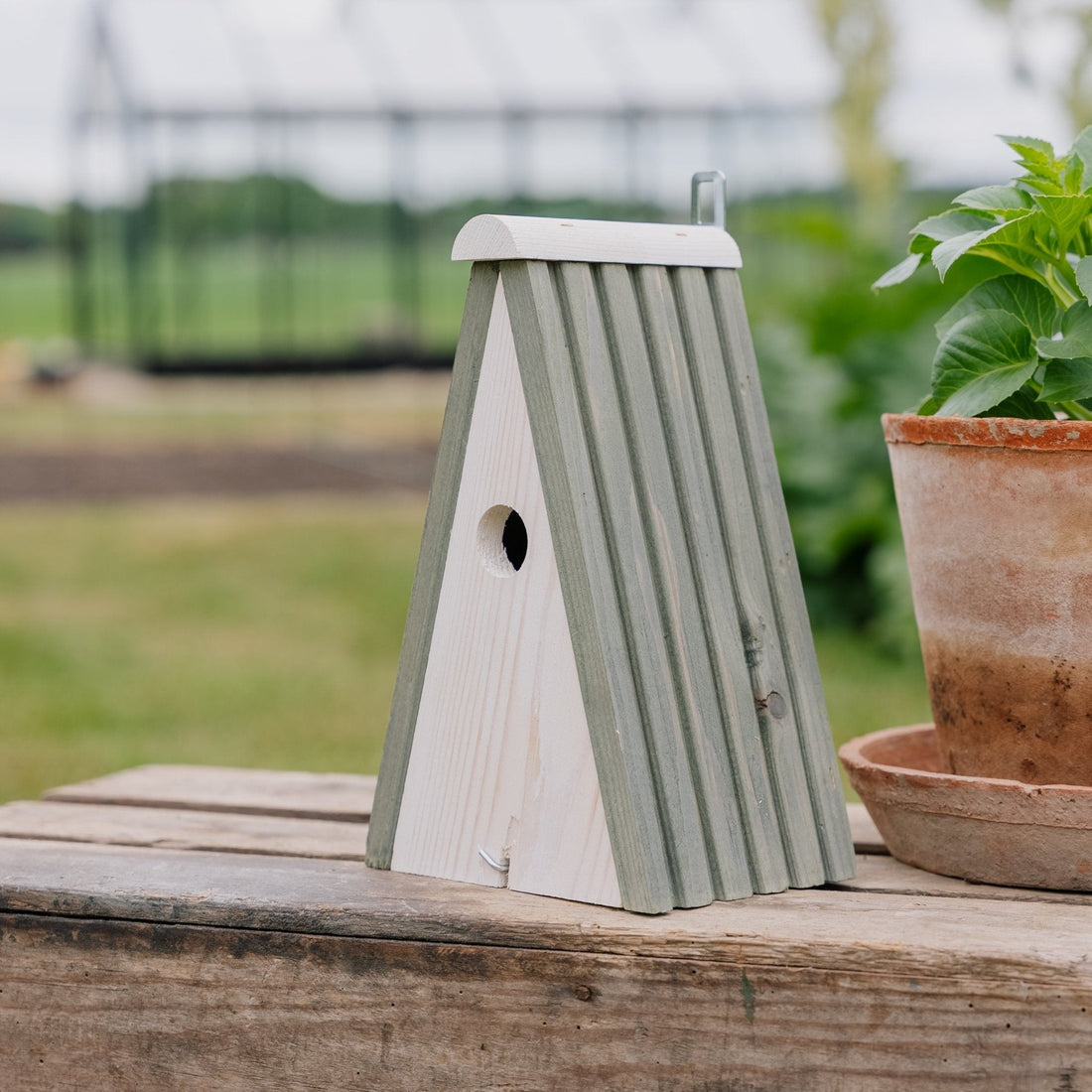 Pyramidimallinen männyntalon pesäpönttö, Pituus: 16 cm Leveys: 13 cm Korkeus: 26 cm