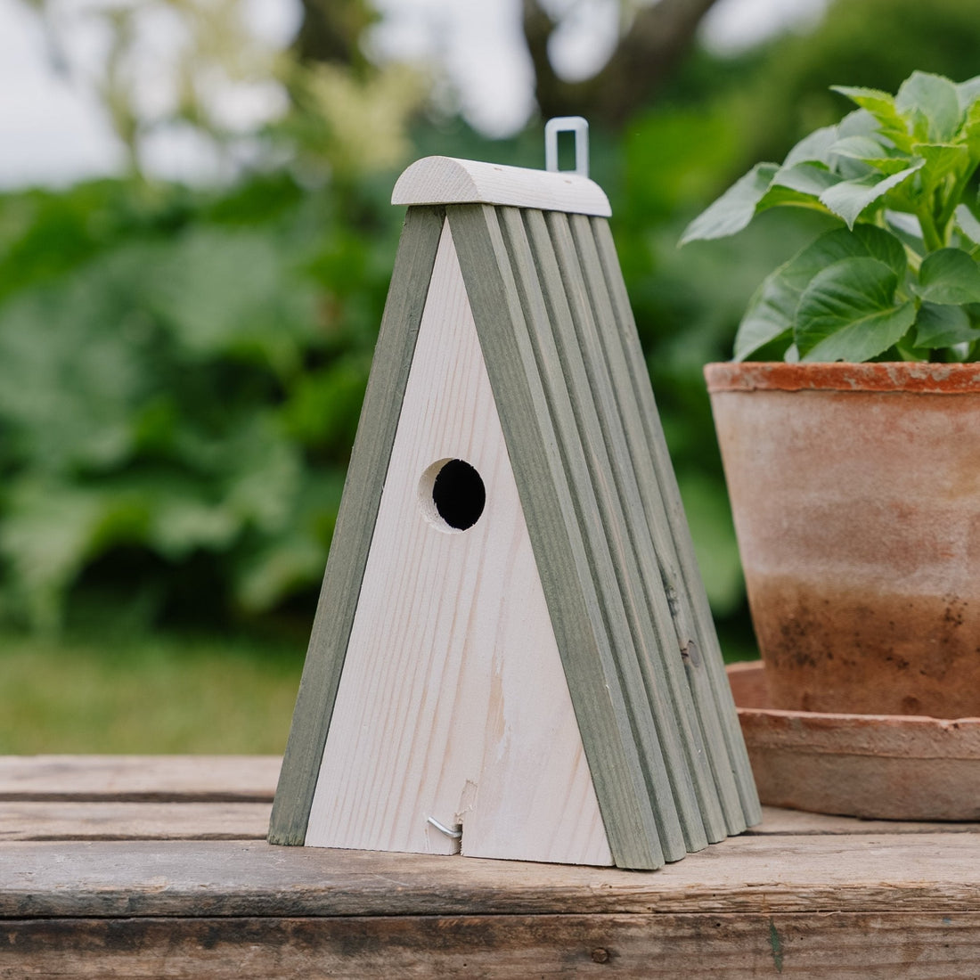 Pyramidimallinen männyntalon pesäpönttö, Pituus: 16 cm Leveys: 13 cm Korkeus: 26 cm