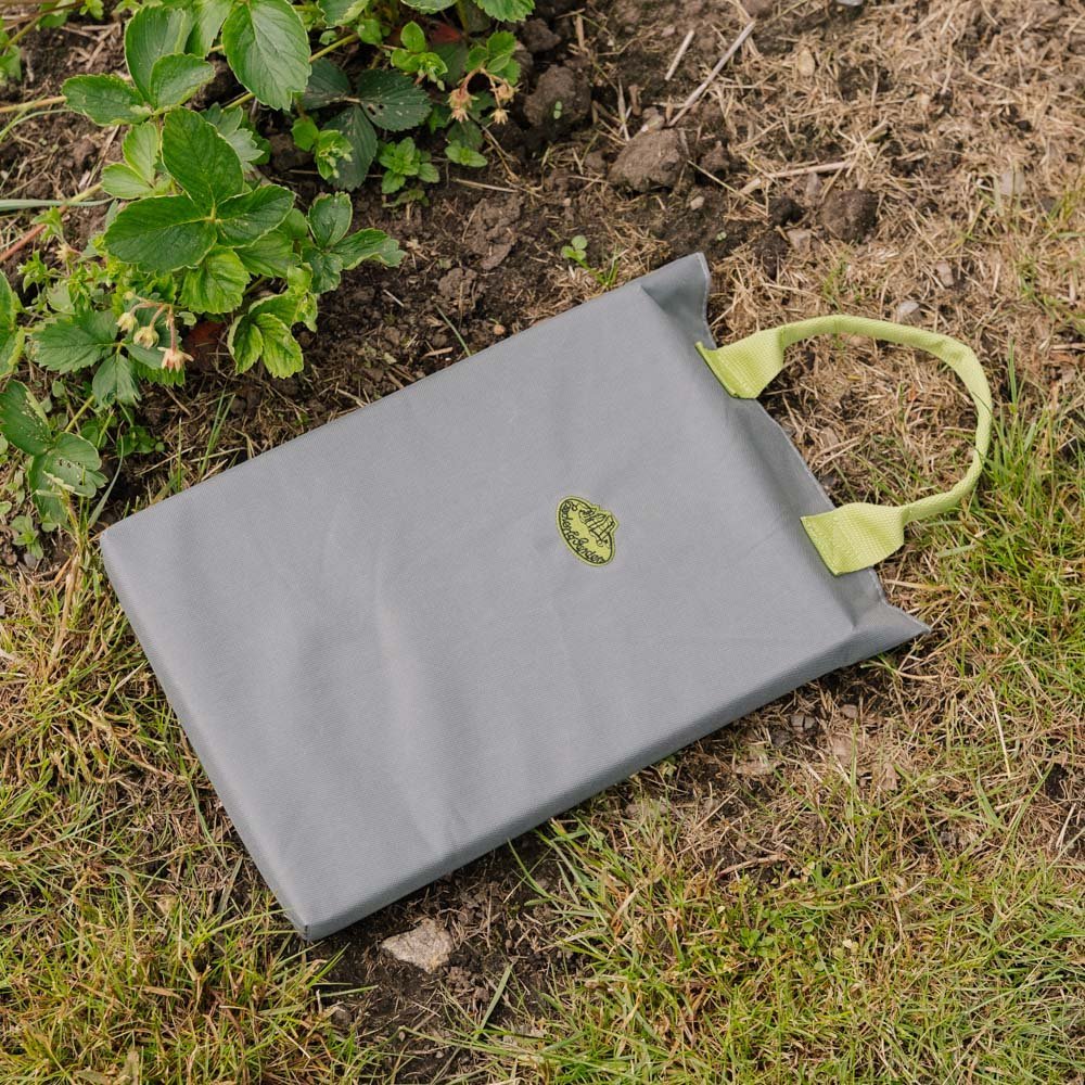 Harmaa polvistumistyyny, pituus 40,2 cm, leveys 26,3 cm