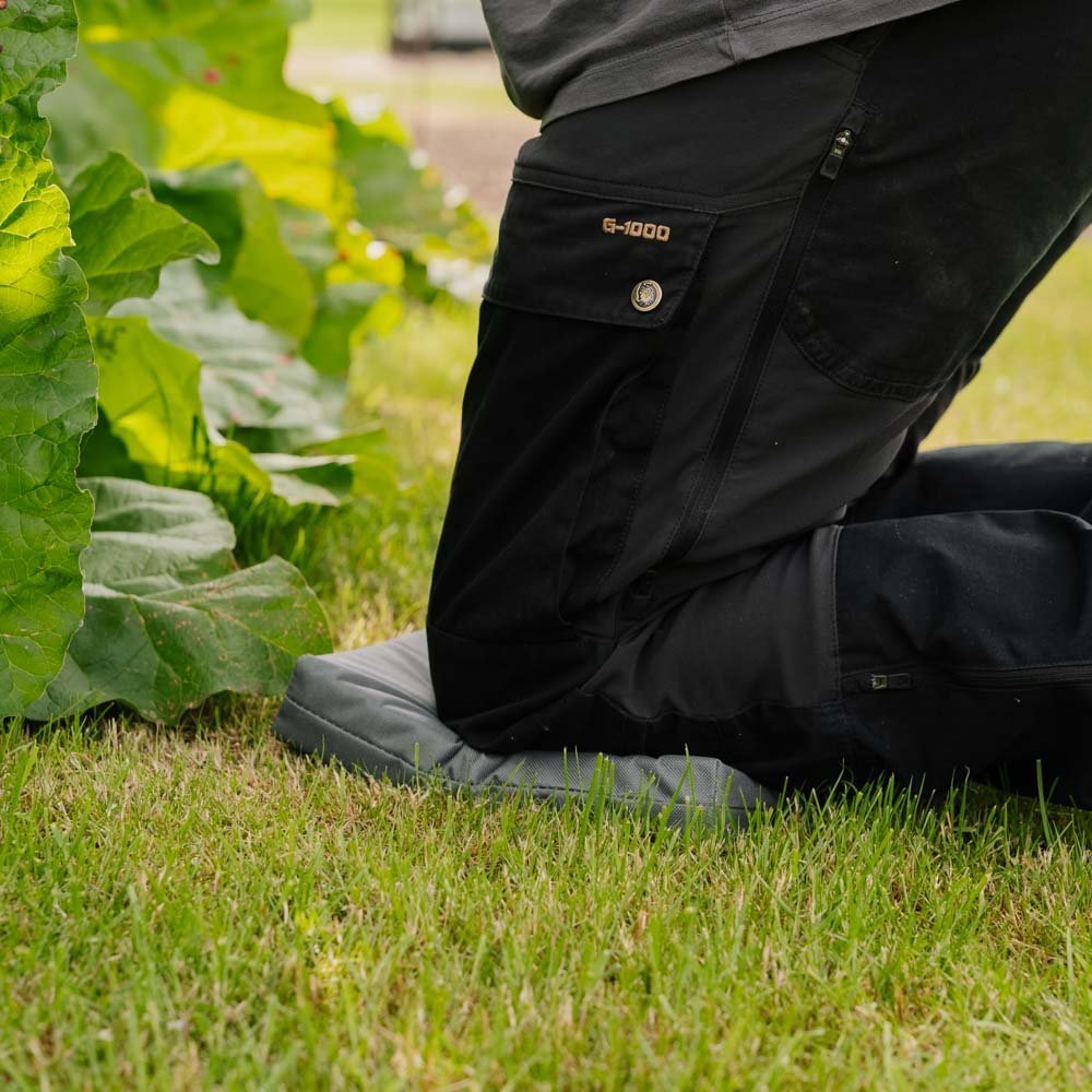 Harmaa polvistumistyyny, pituus 40,2 cm, leveys 26,3 cm