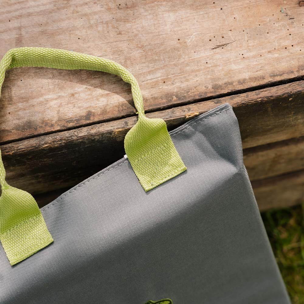 Harmaa polvistumistyyny, pituus 40,2 cm, leveys 26,3 cm