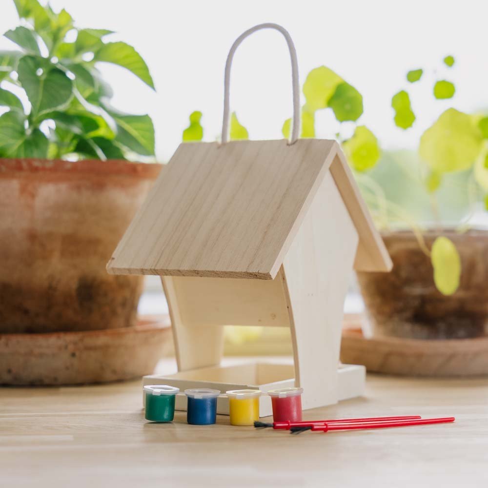 Itsemaalattava lintujen ruokintalaite