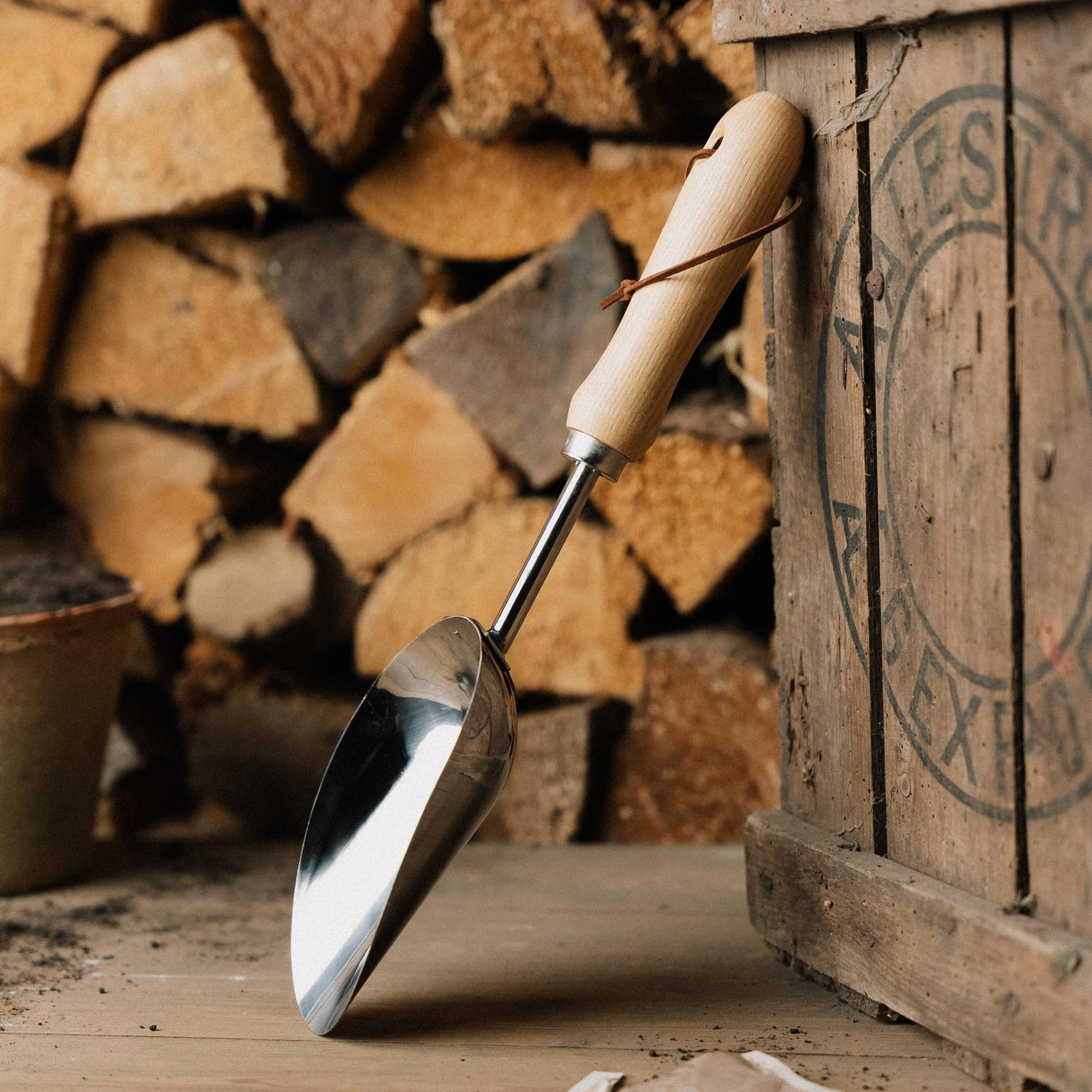 Käsilapio kompostiin