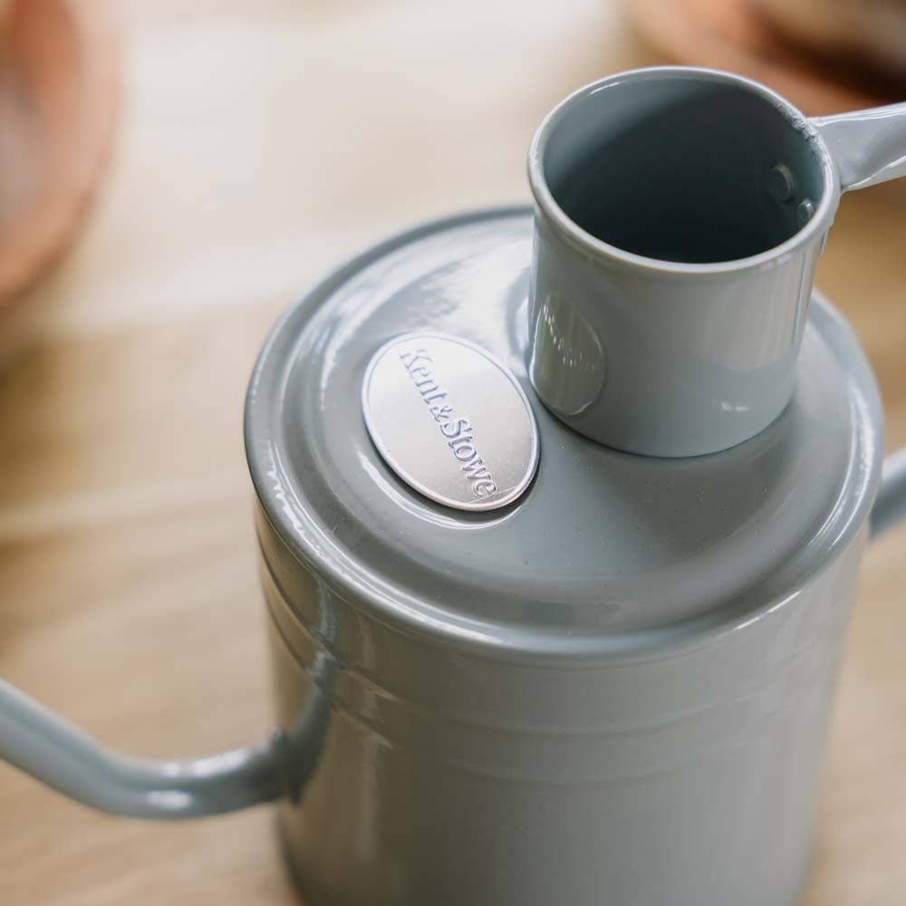 Metallinen kastelukannu sisäkäyttöön, 1 L, lämmin harmaa