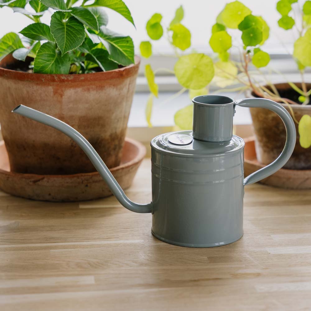 Metallinen kastelukannu sisäkäyttöön, 1 L, lämmin harmaa