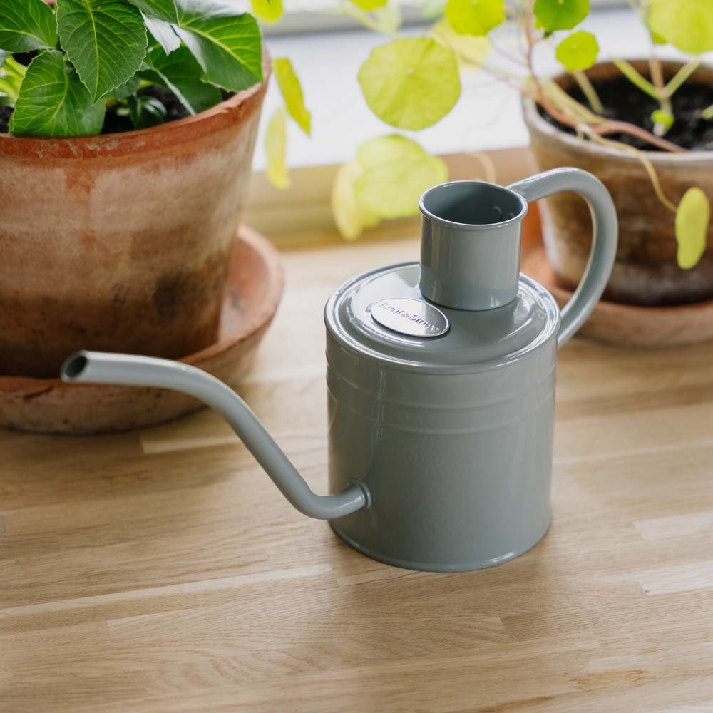 Metallinen kastelukannu sisäkäyttöön, 1 L, lämmin harmaa