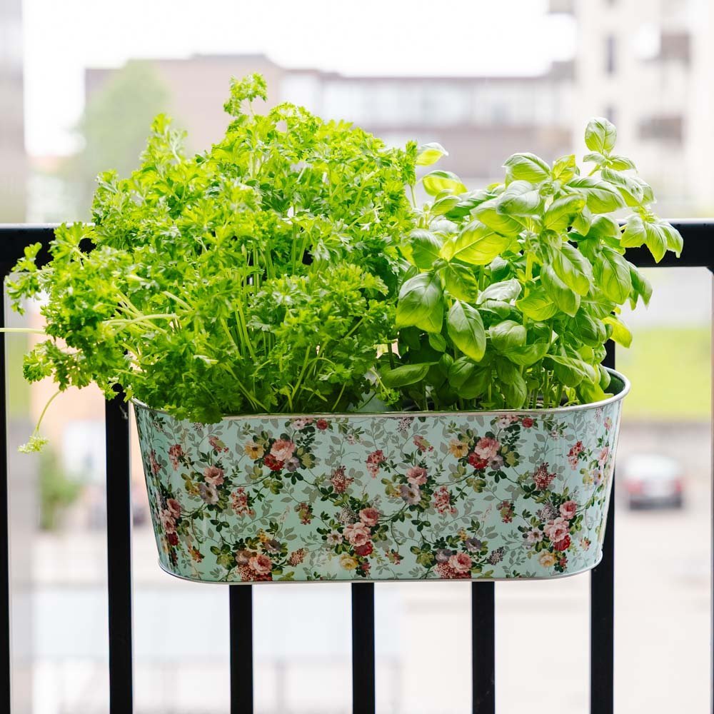 Parvekelaatikko koukulla, pituus 39,3 cm, leveys 28,9 cm, korkeus 26,2 cm